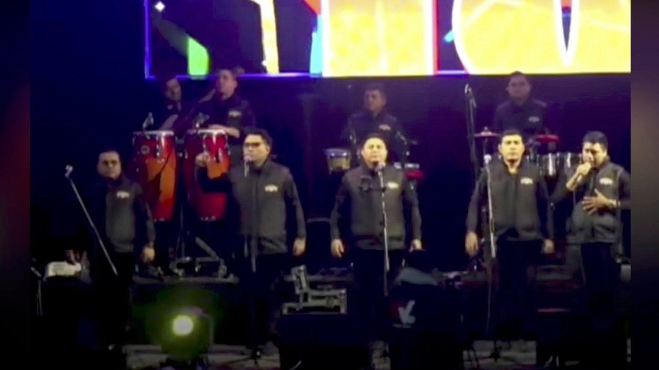 Grupo de cumbia peruana da concierto con chalecos antibalas