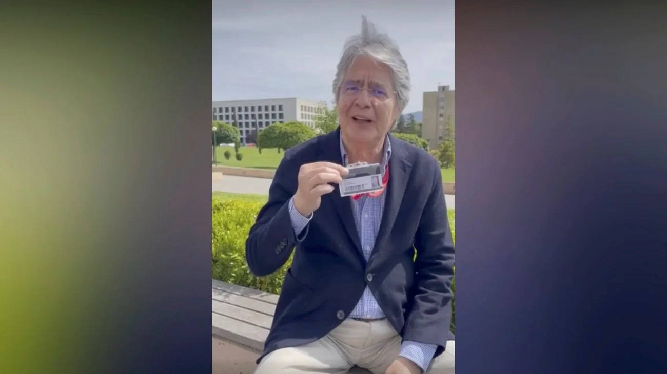 Expresidente de Ecuador entra a la universidad a los 69 años
