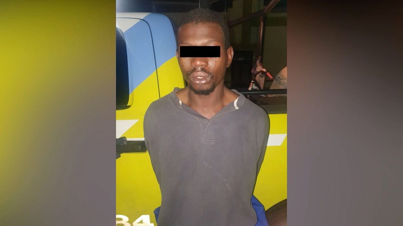 Detienen a haitiano por amenazar y tirar basura a vecina