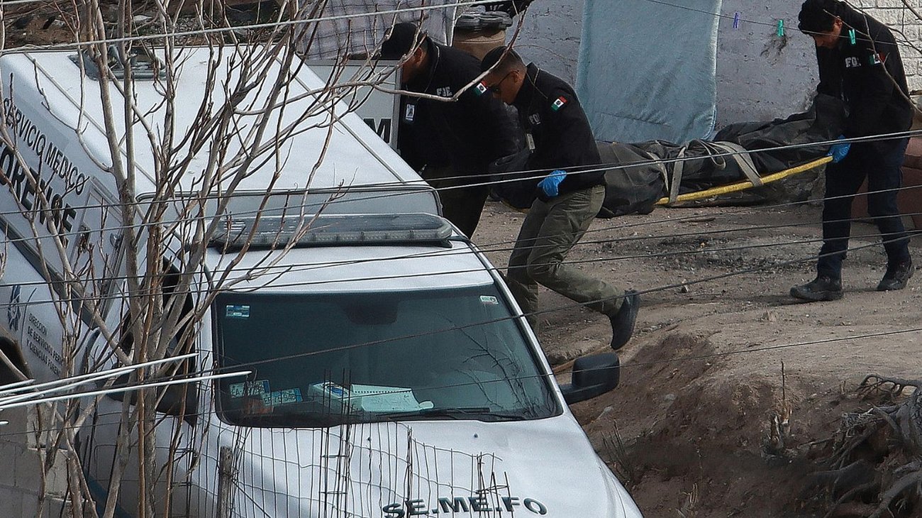 Hallan cuerpos en fosas clandestinas de Juárez y Chihuahua