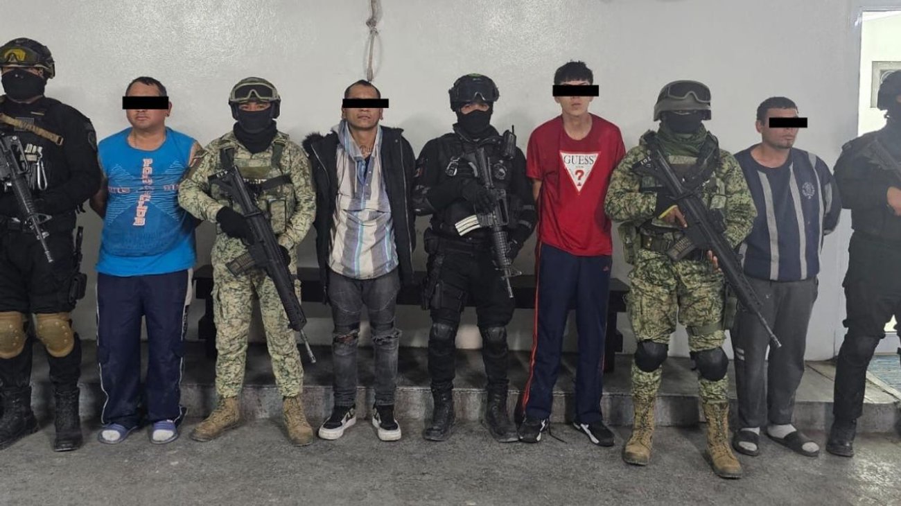 Hallan drogas y armas durante detención de cinco hombres 