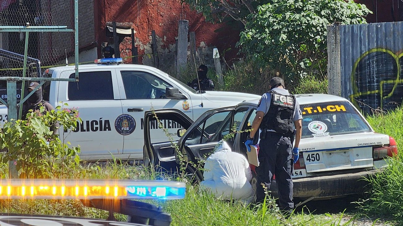 Hallan tres personas decapitadas en un taxi en Guerrero