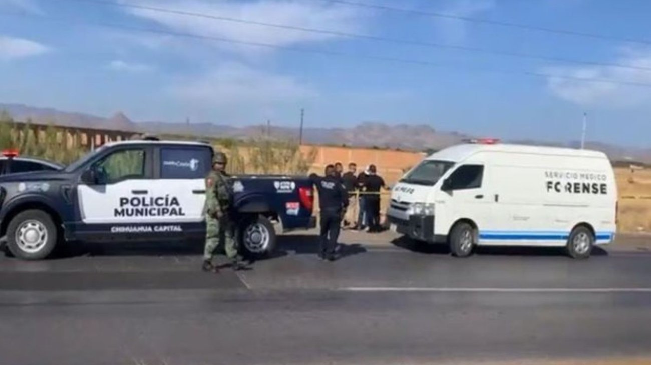 Hallan 8 cuerpos apilados en carretera de Chihuahua