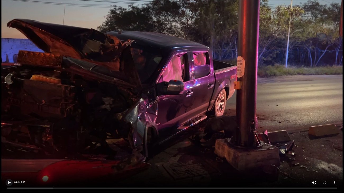 Estrella camioneta contra poste tras dormitar al volante