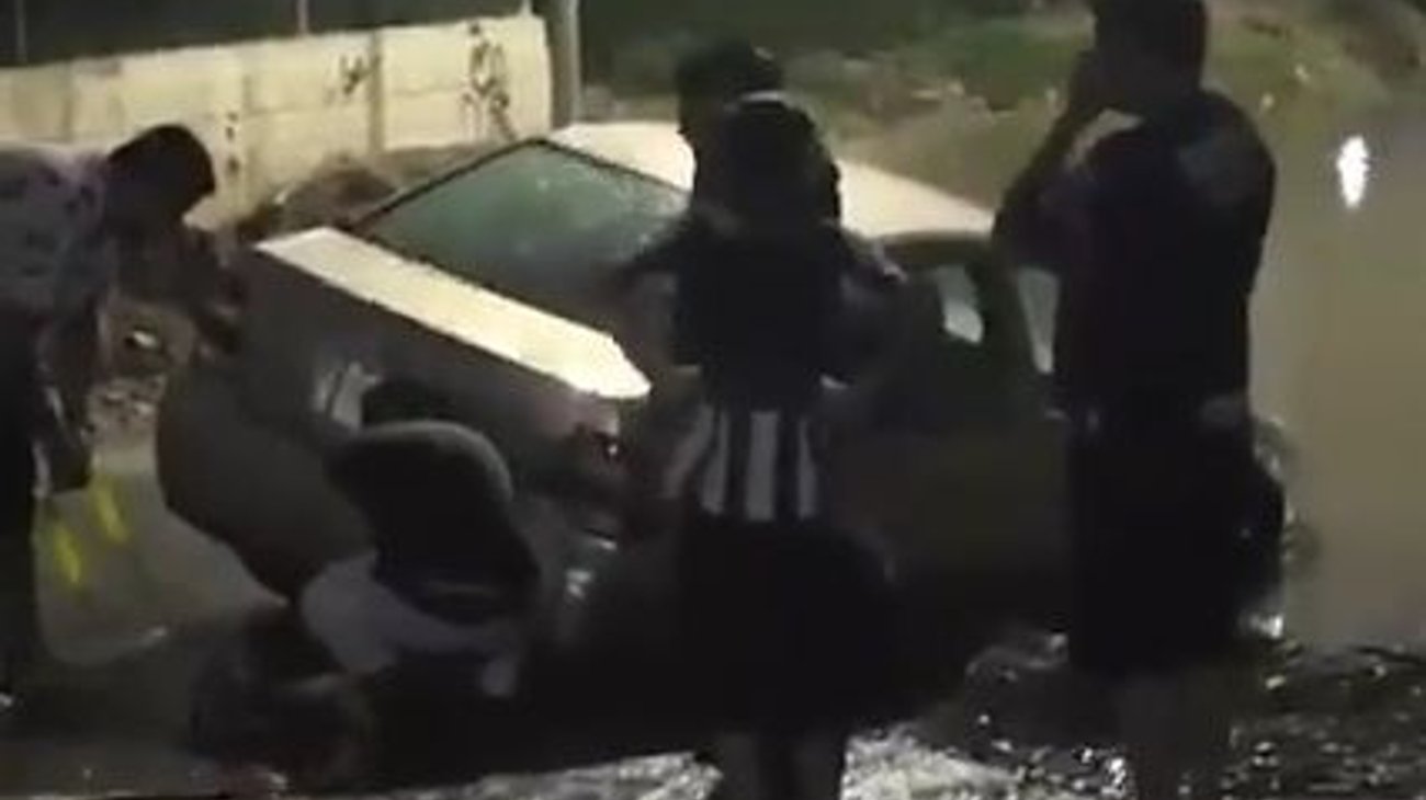 Fuertes lluvias dejan vehículos atrapados en zanjas en Guadalupe