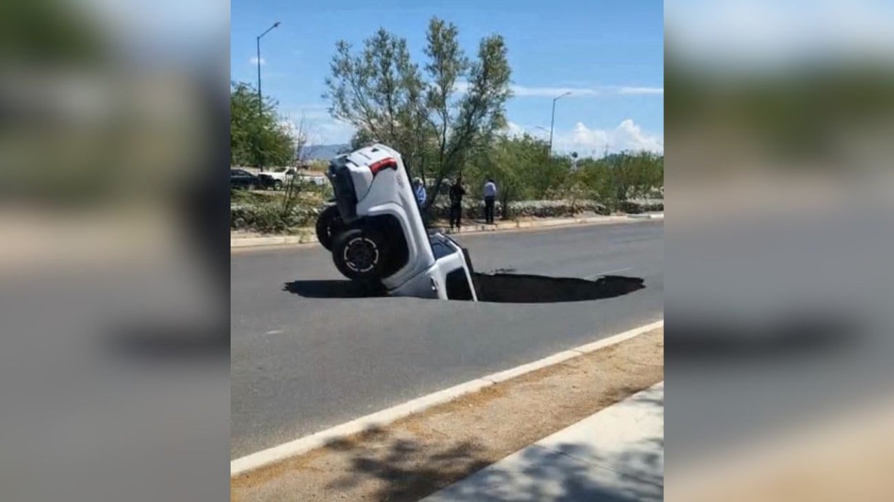 Socavón se 'traga' camioneta y lesiona motociclista en Hermosillo