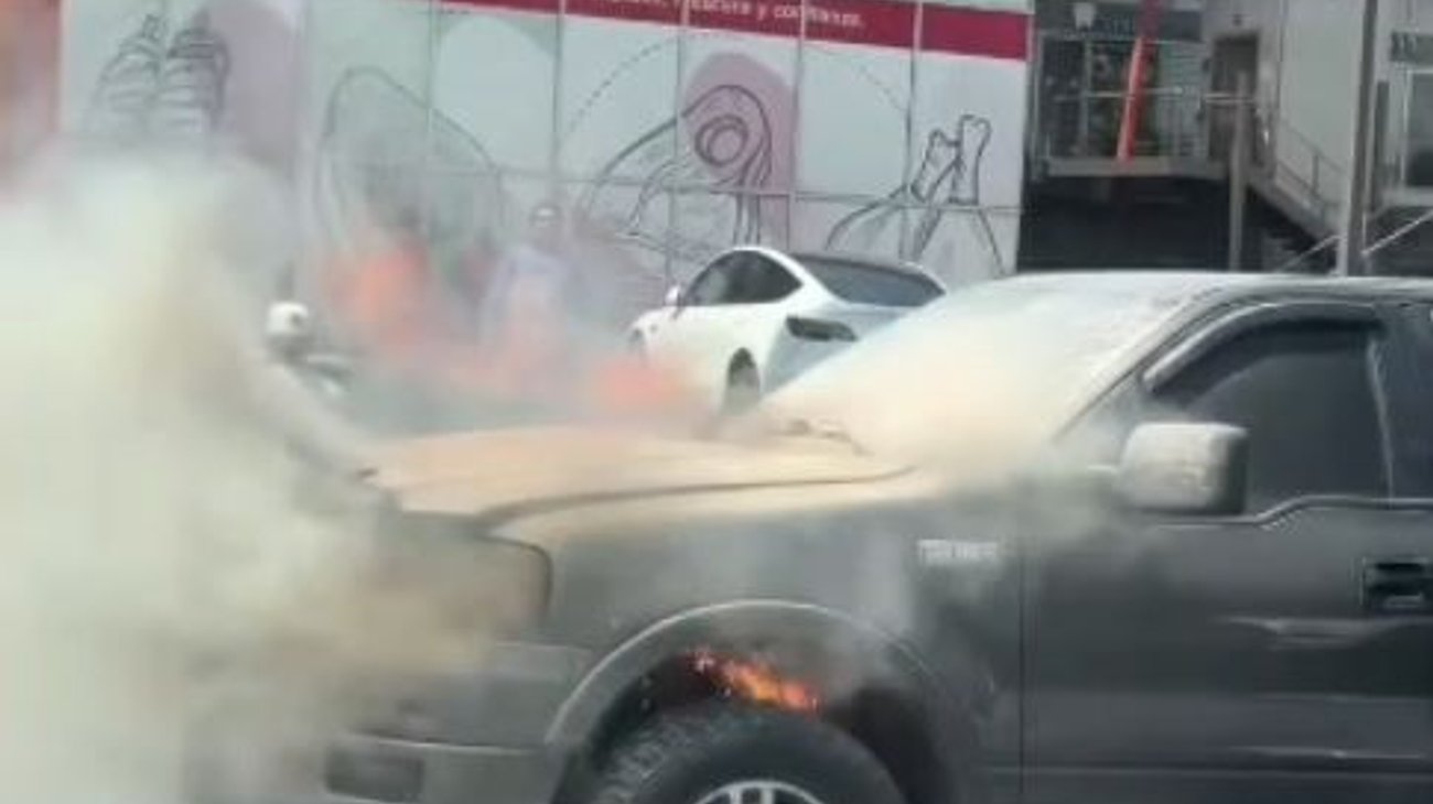 Se incendia camioneta en Cumbres Madeira; conductor se salva