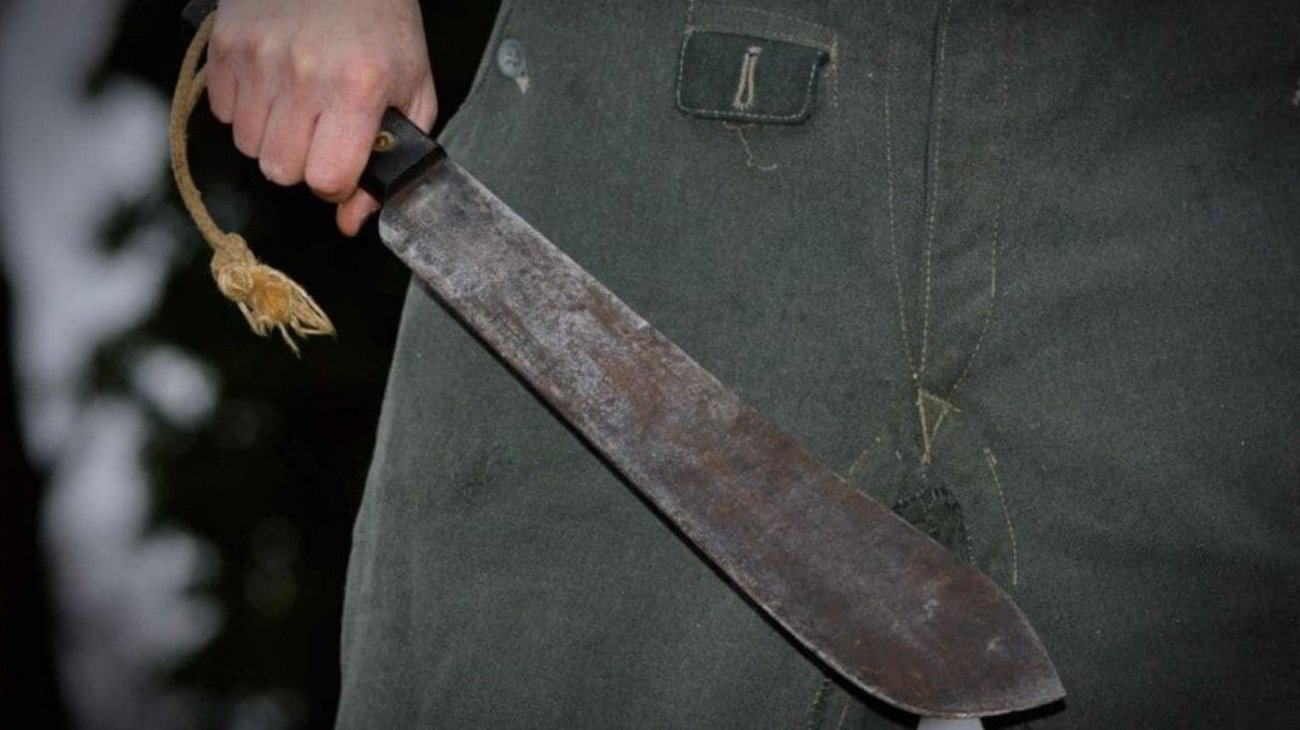 Agrede a su exesposa y sus hijos lo entregan a la policía