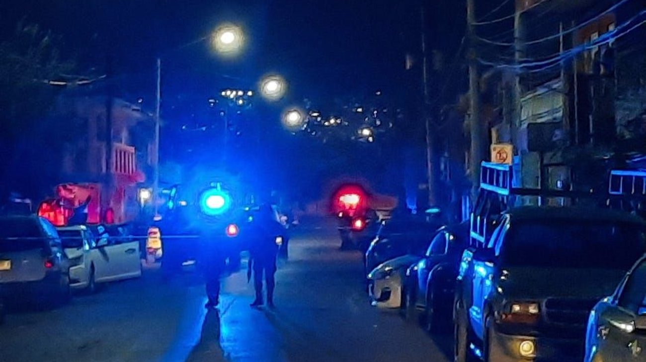 Asesinan a hombre a balazos frente a su pareja