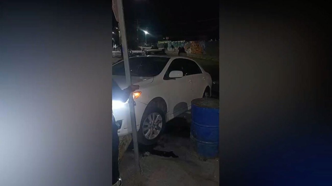 Ejecutan a hombre al circular en su auto en Santa Catarina