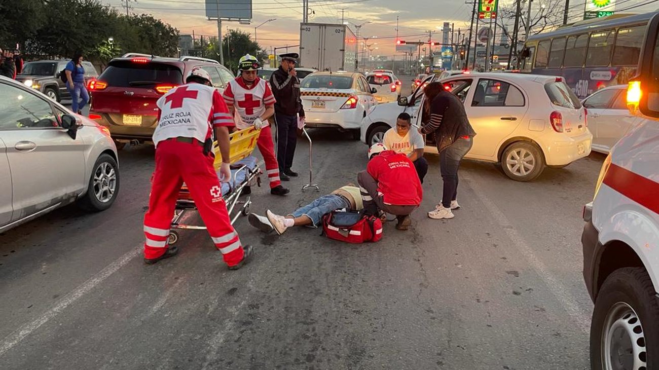 Arrolla auto deportivo a hombre con discapacidad