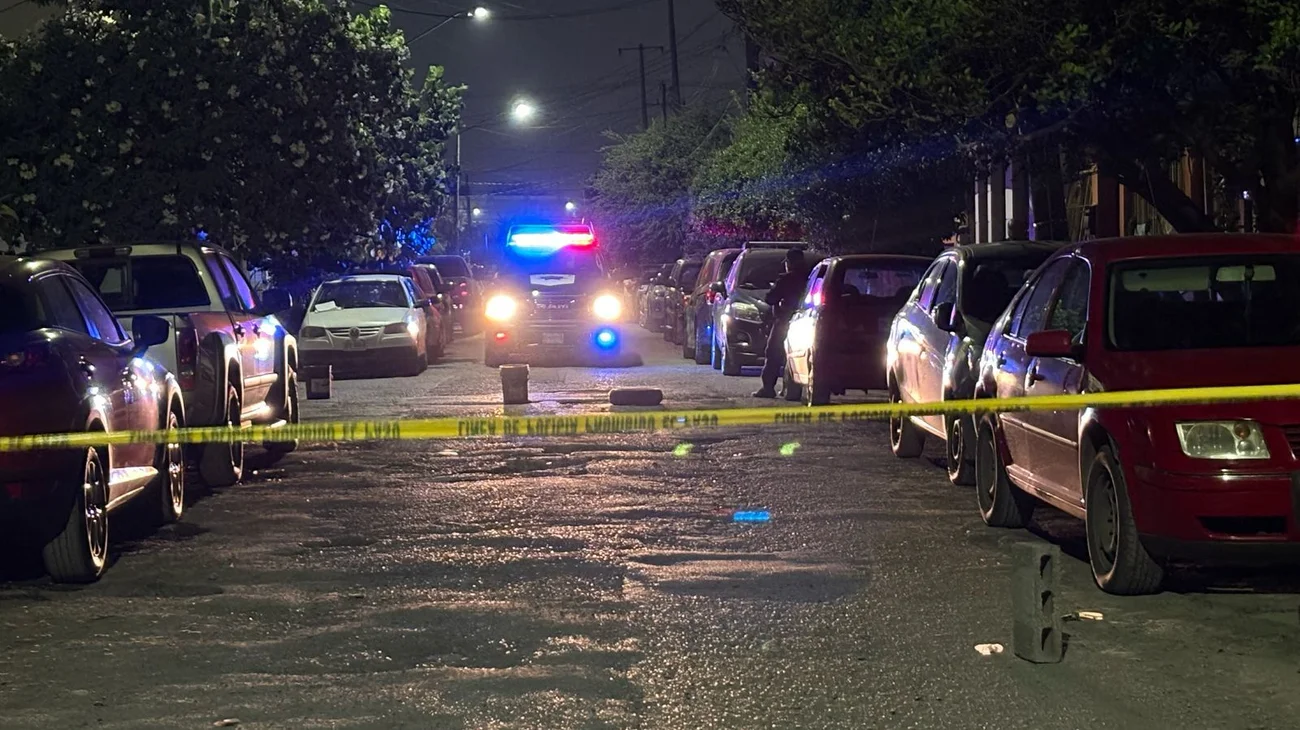 Atacan domicilio en García; hombre recibe dos balazos