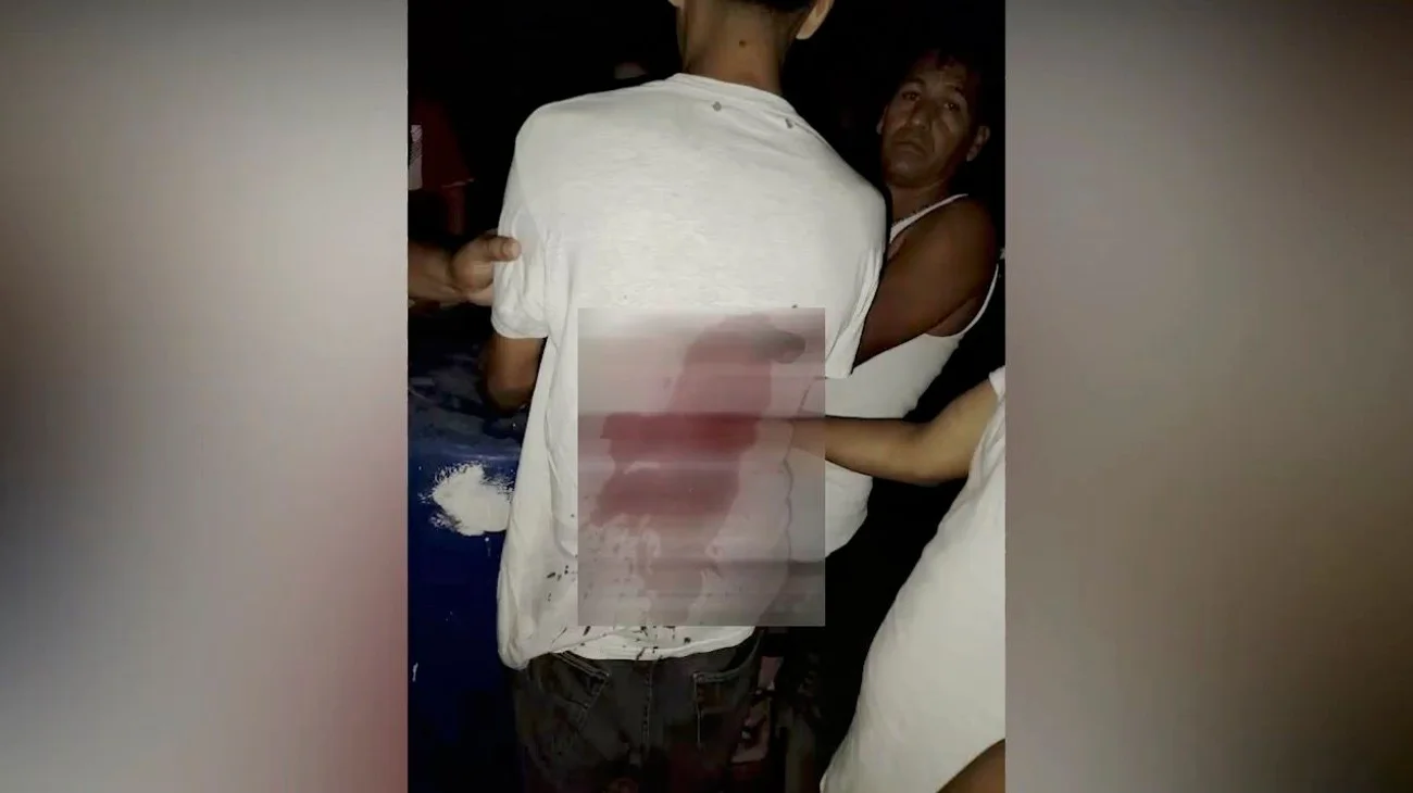 Dejan a joven con puñal clavado en la espalda