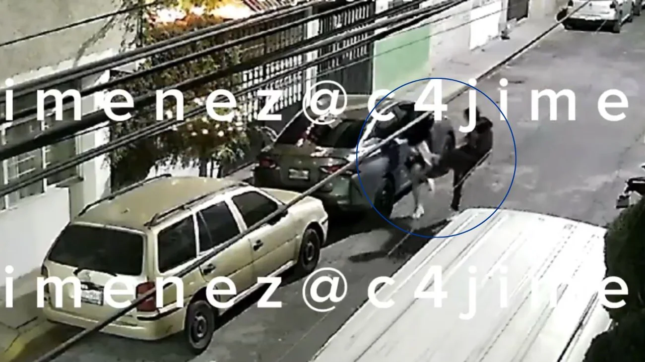 Captan a joven pateando a su novia en calles de Edomex