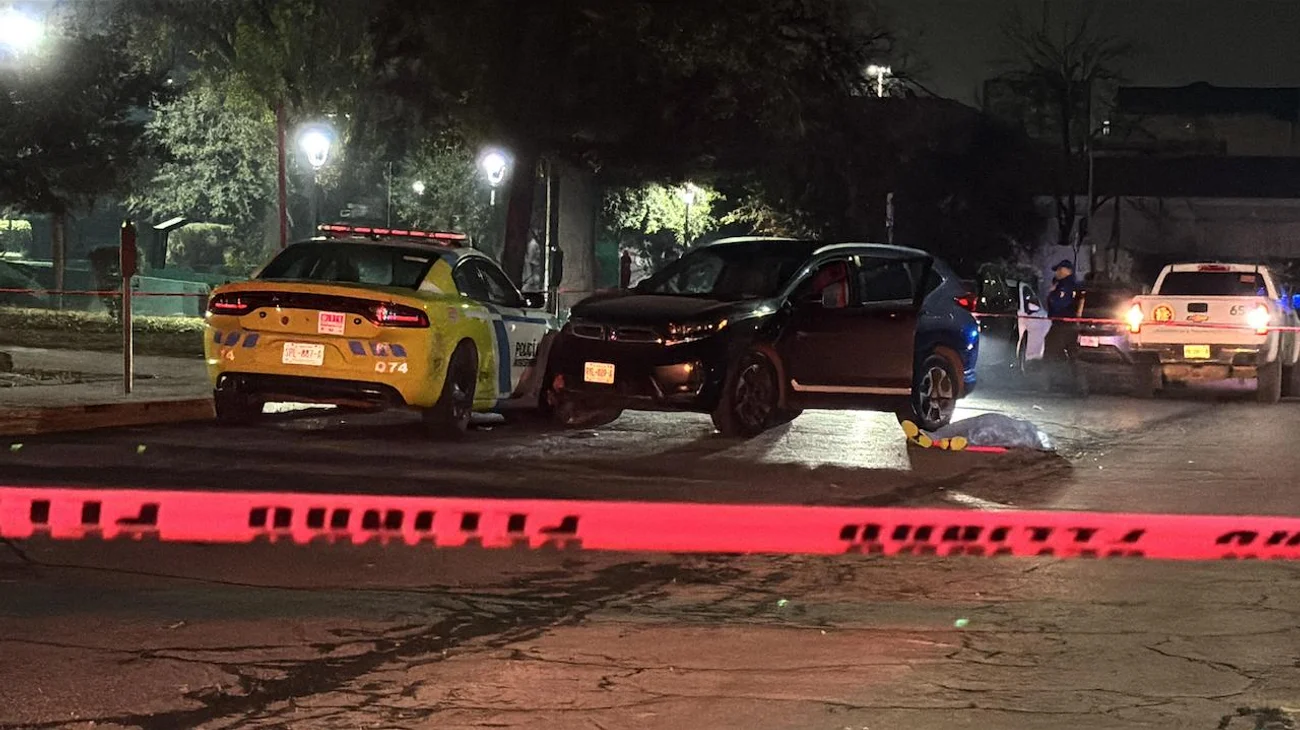 Sufre infarto y choca contra patrulla; muere en el lugar