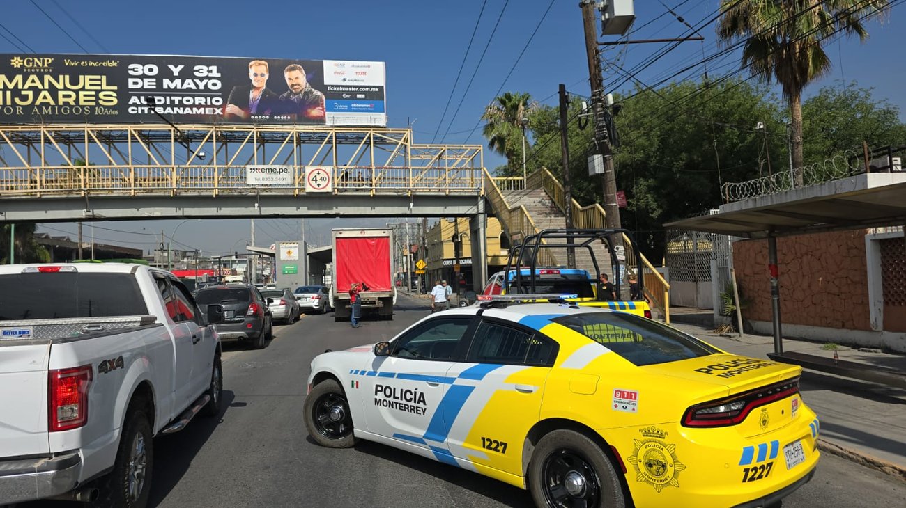 Hombre amenazó con lanzarse de puente peatonal en Monterrey