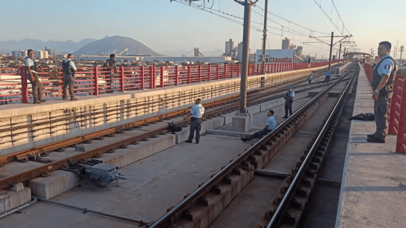 Policías de Monterrey evitan que hombre se suicide