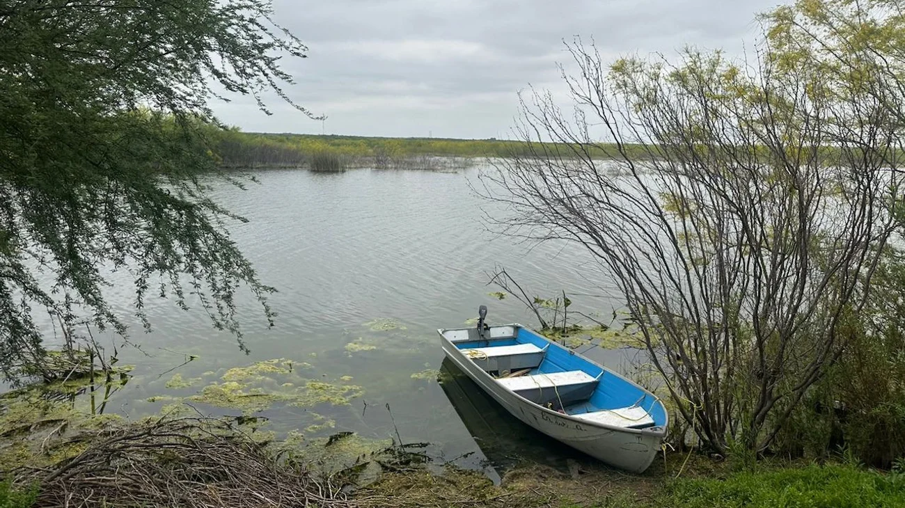 Buscan a hombre tras caer de lancha en laguna de Vallecillo