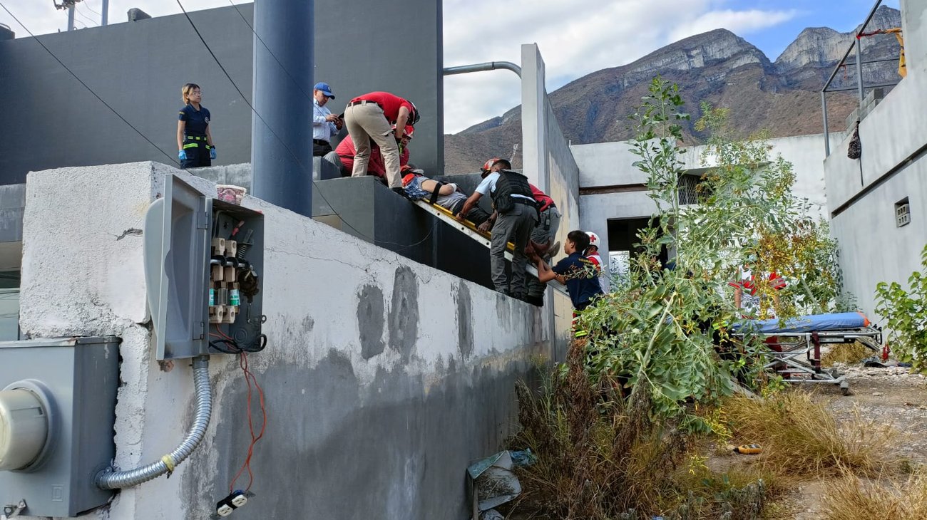 Hombre sufre descarga eléctrica en Cumbres 4to. Sector