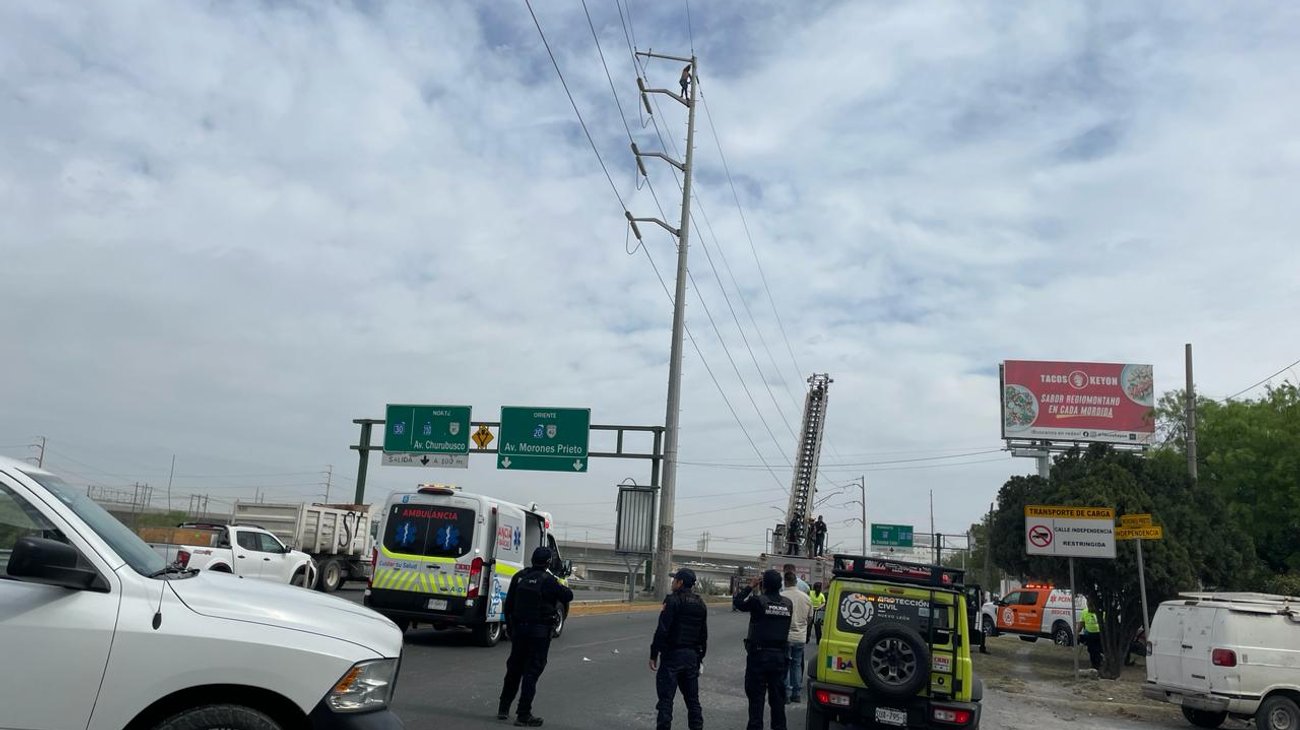 Migrante sube a torre de alta tensión; se resiste a rescate