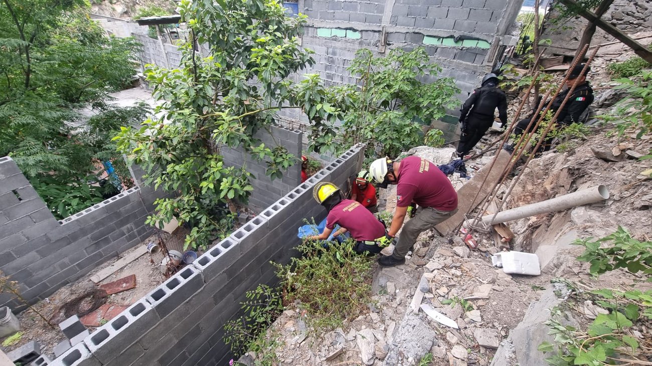 Hombre cae a barranco y muere en colonia Altamira
