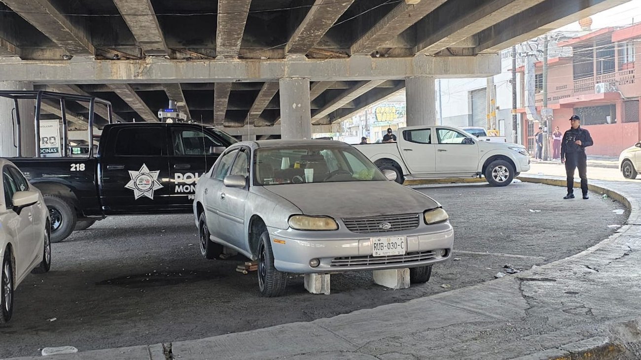 Hallan a hombre sin vida en auto abandonado bajo puente