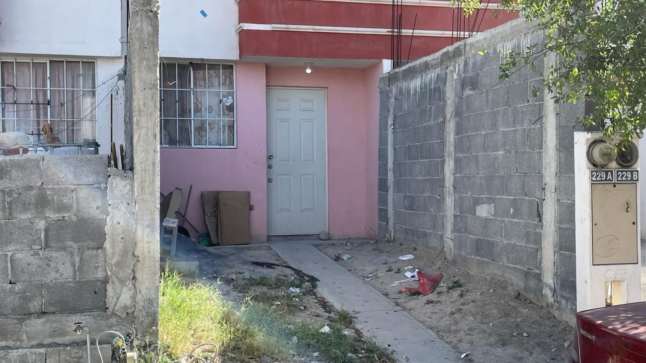 Encuentran hombre muerto a golpes en porche de vivienda