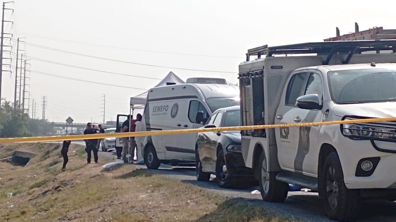 Encuentran a hombre encajuelado sobre el Libramiento Noreste