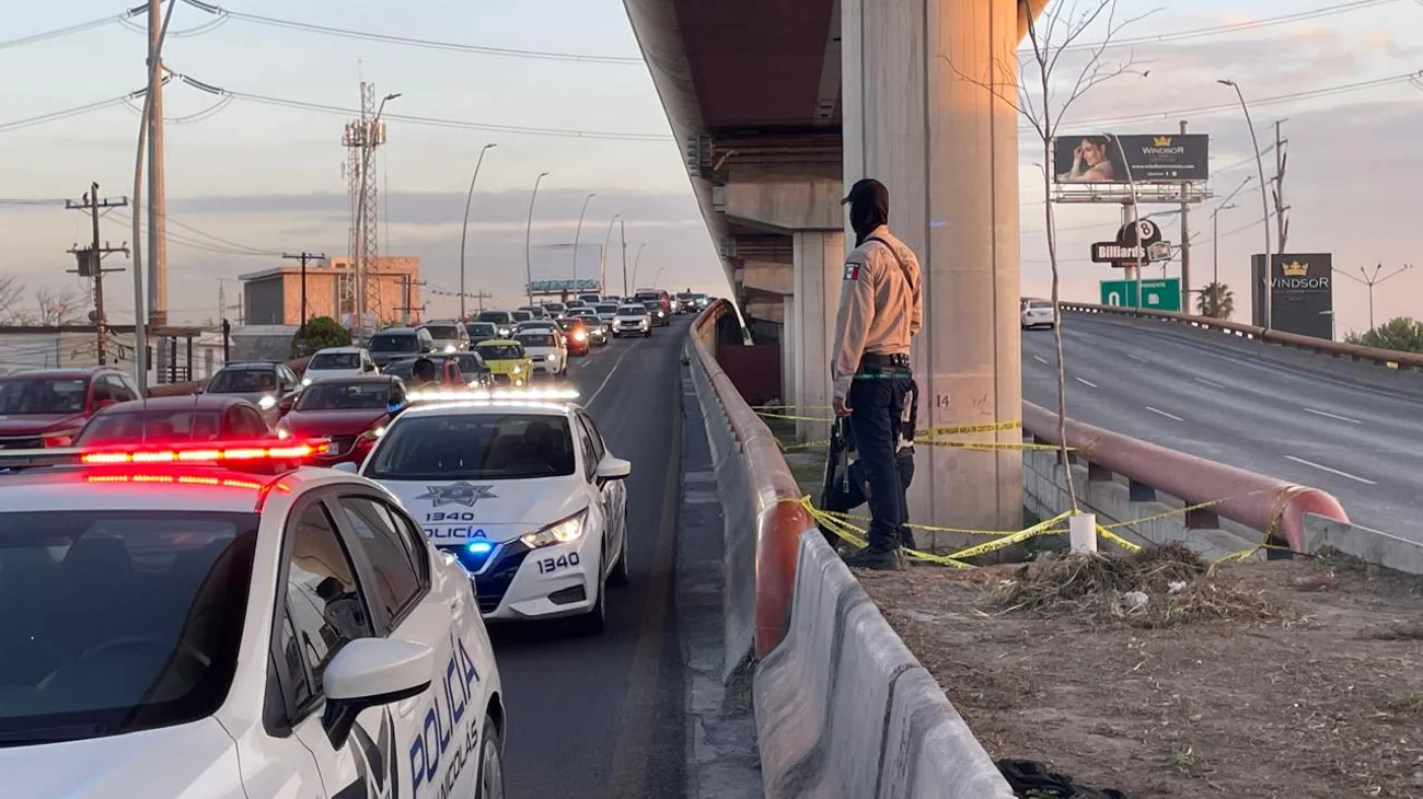 Encuentran a hombre sin vida cerca de columna del Metro