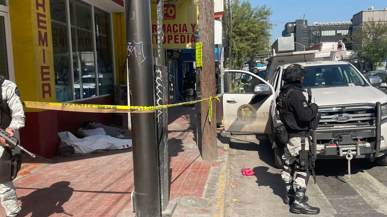 Muere hombre en banqueta del Centro; indagan si es por frío