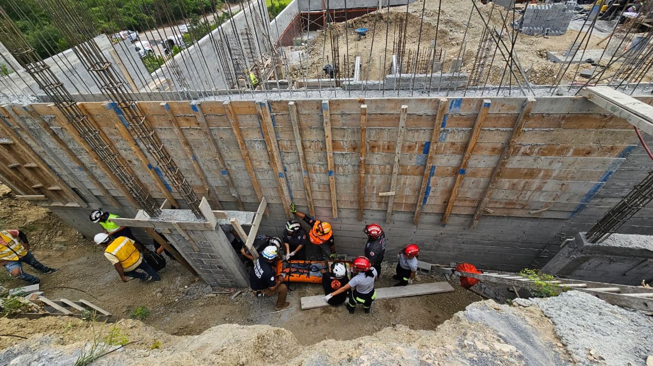 Hombre resulta lesionado tras caer 5 metros en una construcción
