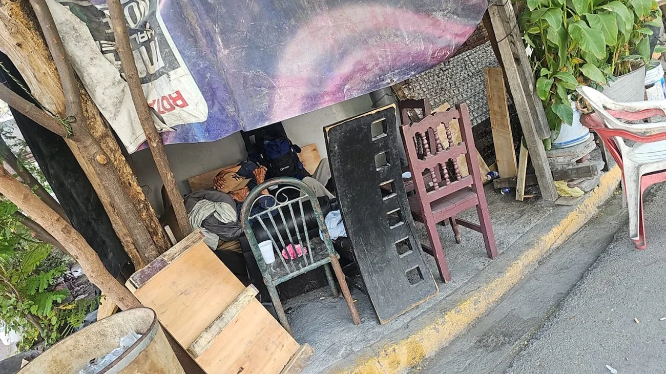 Piden apoyo para hombre en situación de calle