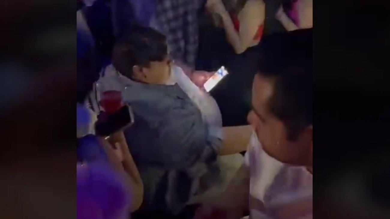 Hombre visita antro con scooter eléctrico y causa polémica