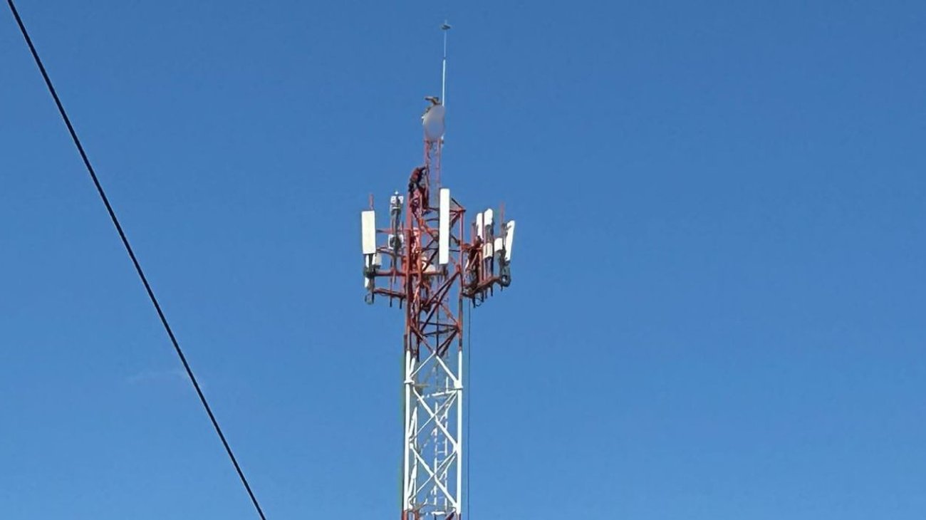 Sube a torre de telefonía en García y amenaza con lanzarse