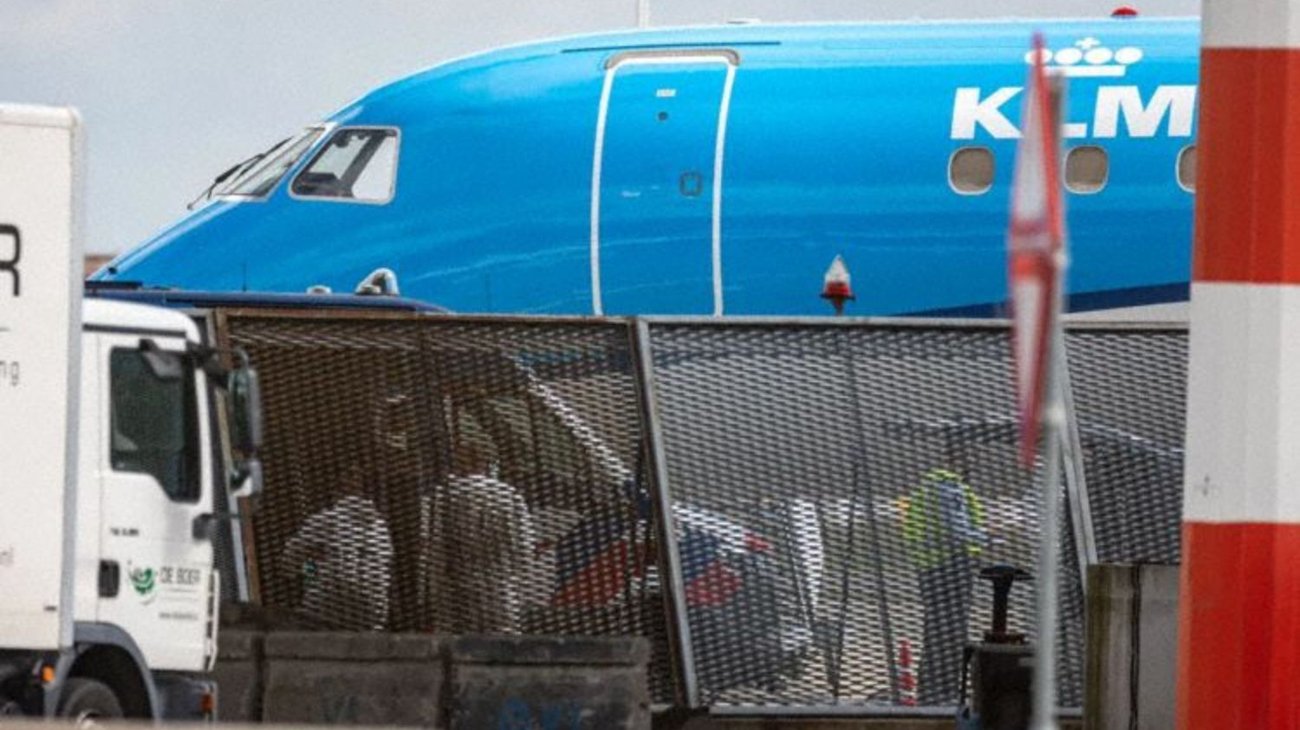 Muere hombre tras caer en la turbina de un avión encendido