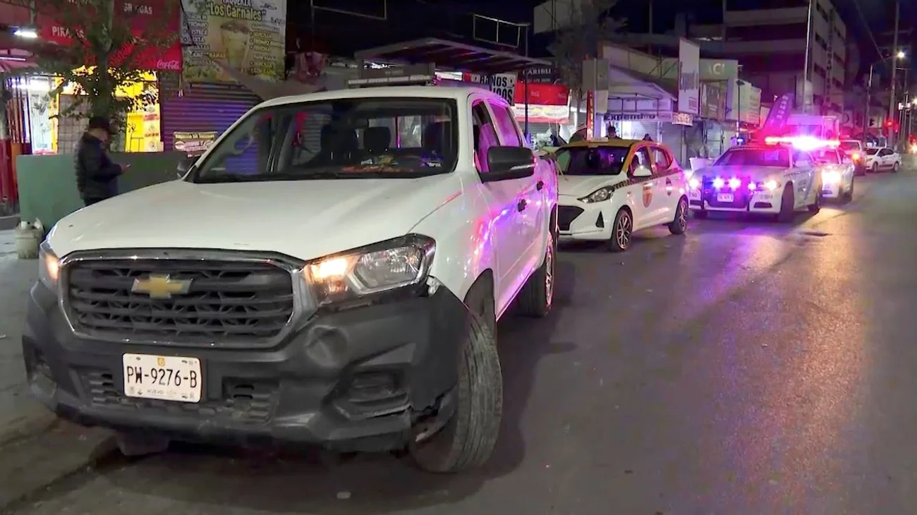 Intentan huir tras chocar a taxi y quedan detenidos