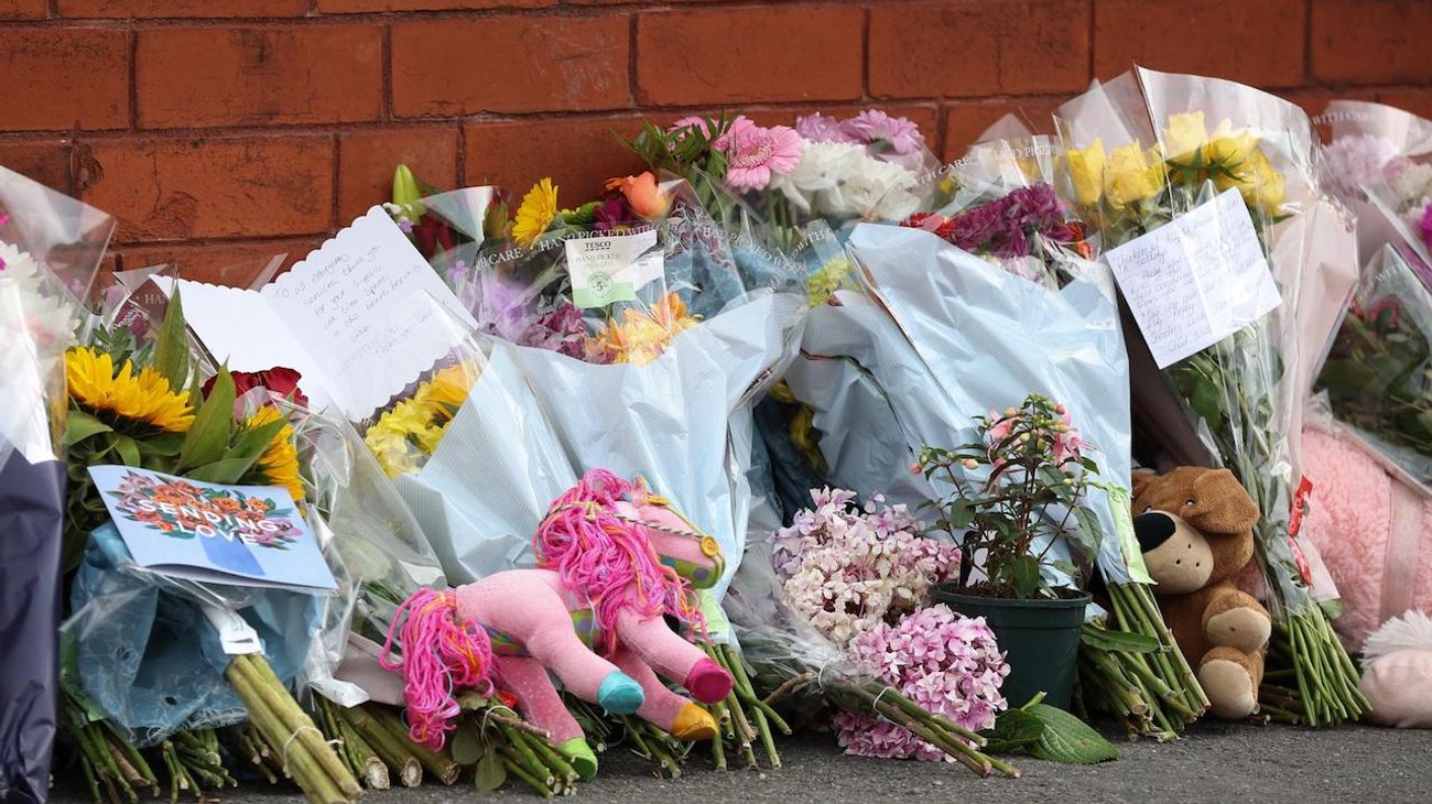 Apoyan swifties a familias de niñas acuchilladas