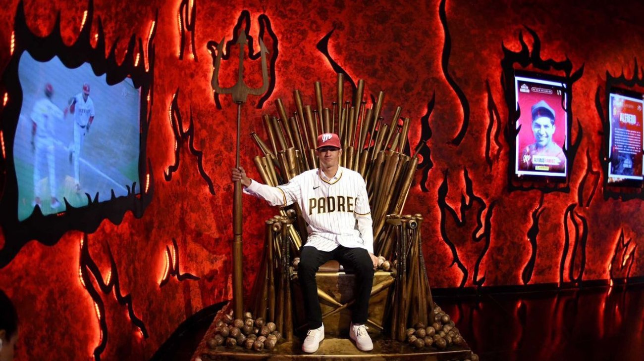 El lanzador Humberto Cruz firma con los San Diego Padres