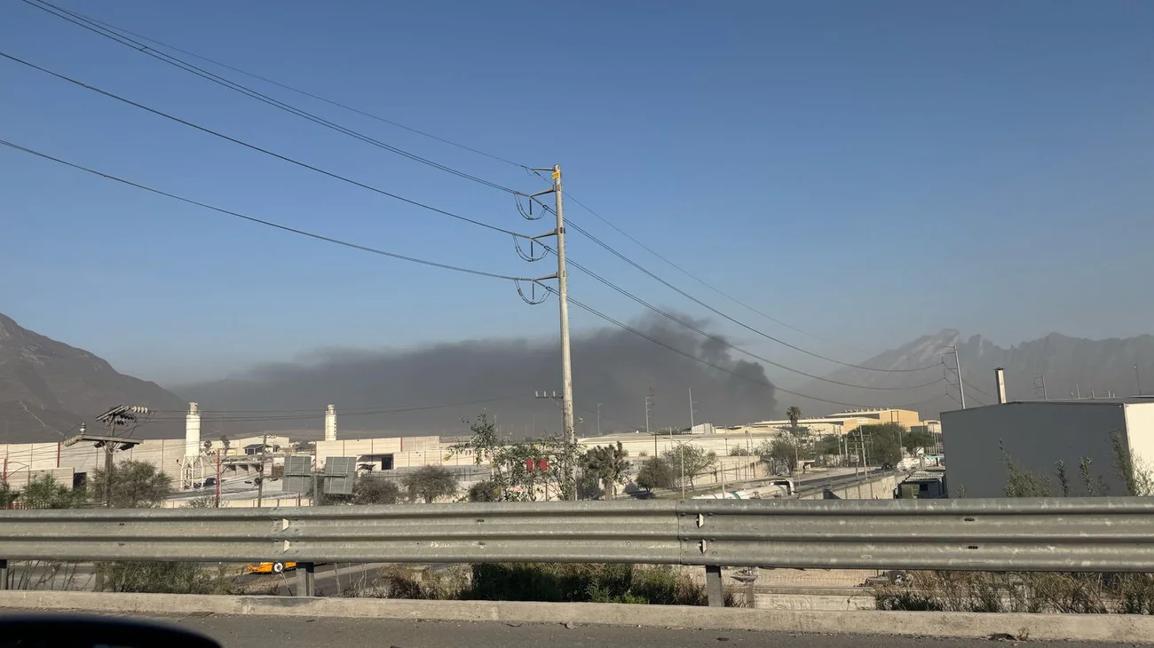 Humo por incendio en García, NL, llega hasta Saltillo