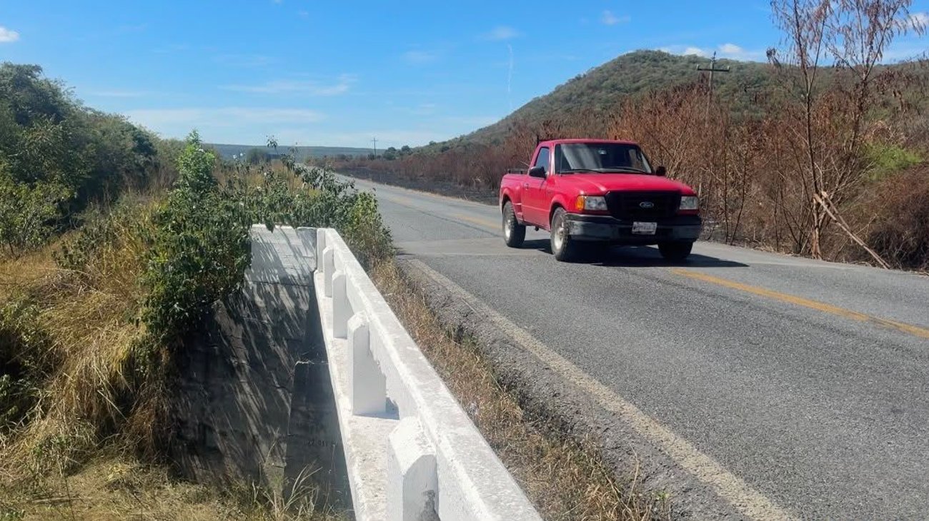 Afecta a automovilistas hundimiento de puente San Juan en Llera