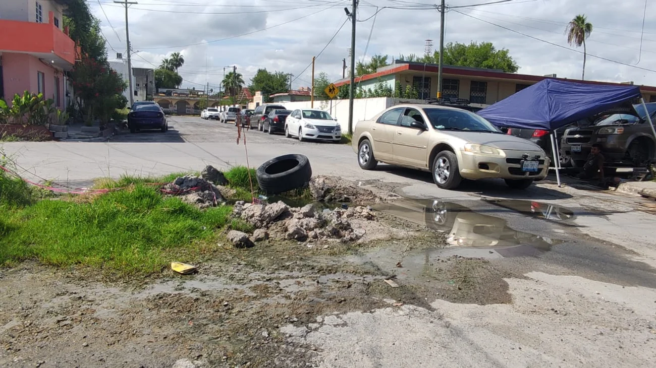 Fuga de agua y drenaje provoca hundimiento peligroso