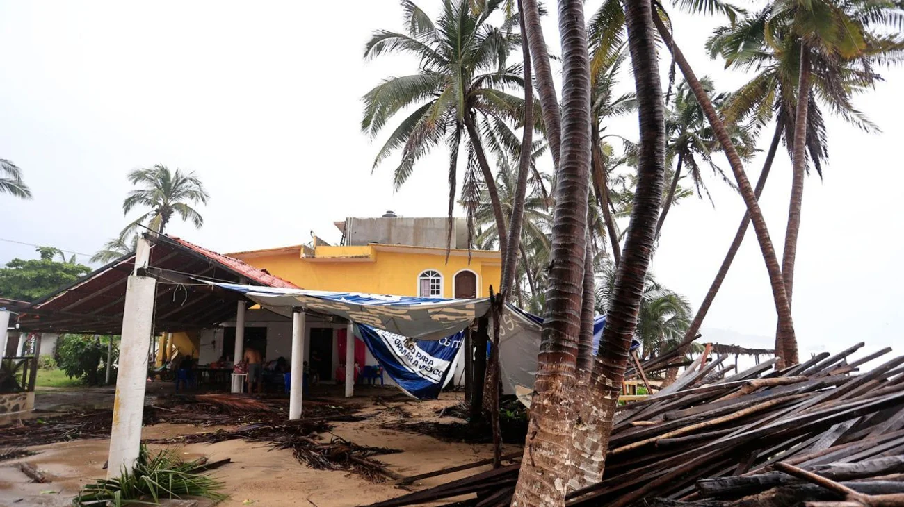Huracán John vuelve a categoría 1 y se acerca a Michoacán