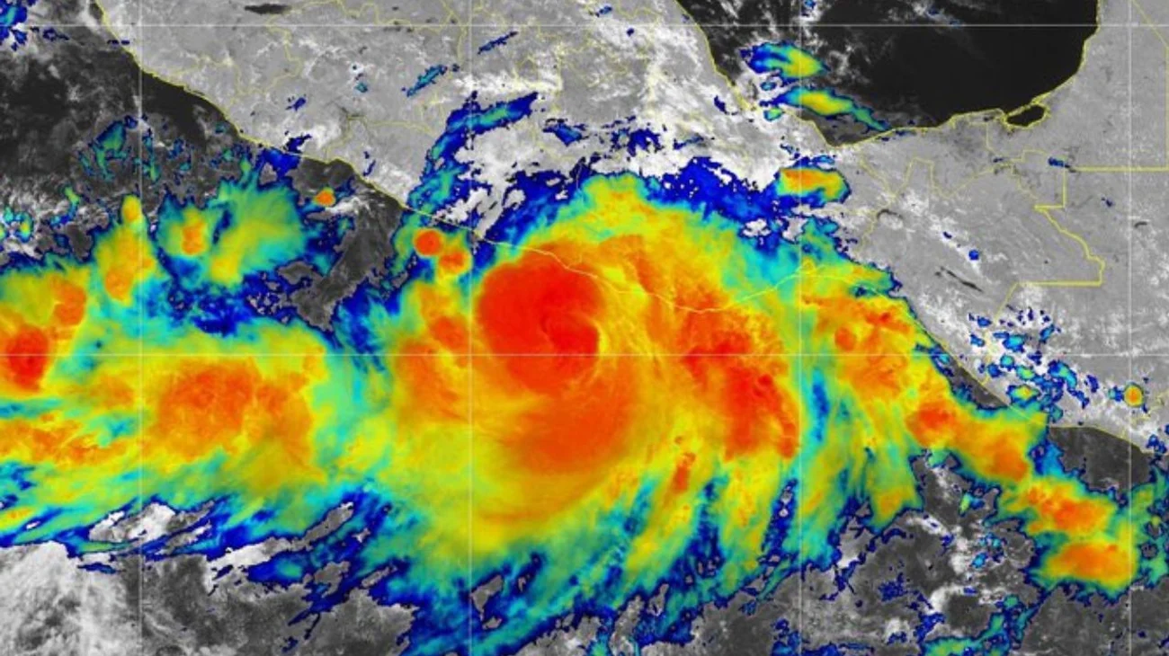 Huracán John avanza hacia costas de Oaxaca y Guerrero