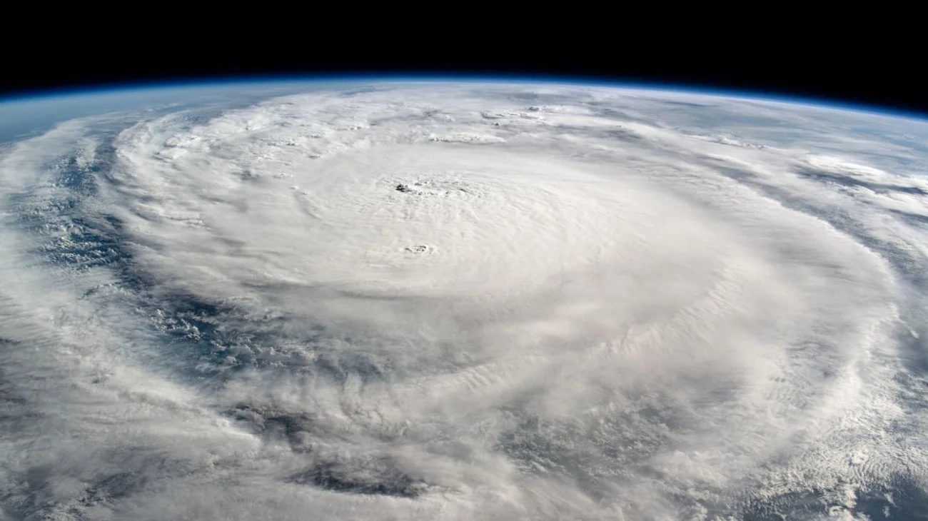 Huracán Milton baja a categoría 2 tras llegar a Florida