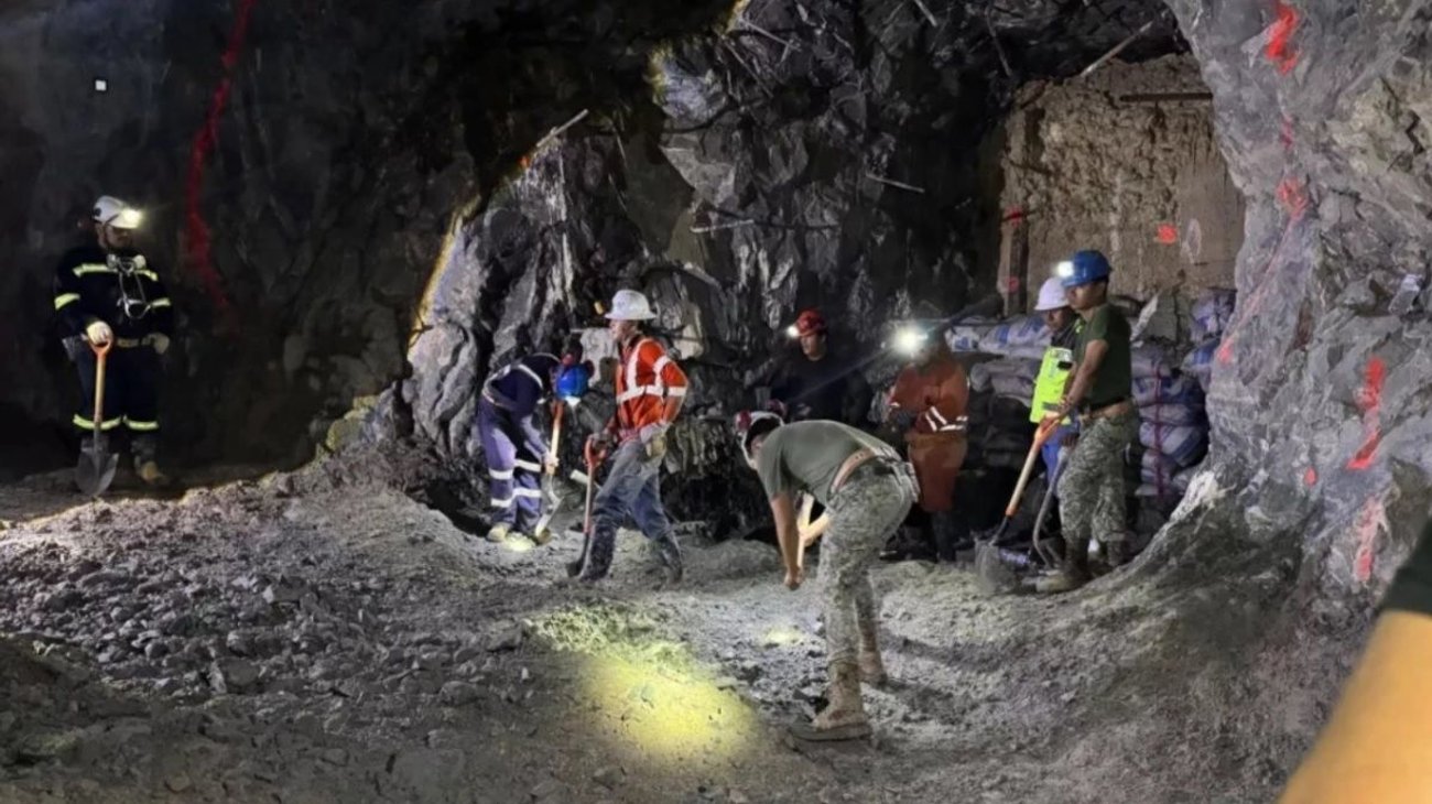 Rescatan con vida a otro minero atrapado en El Rosario