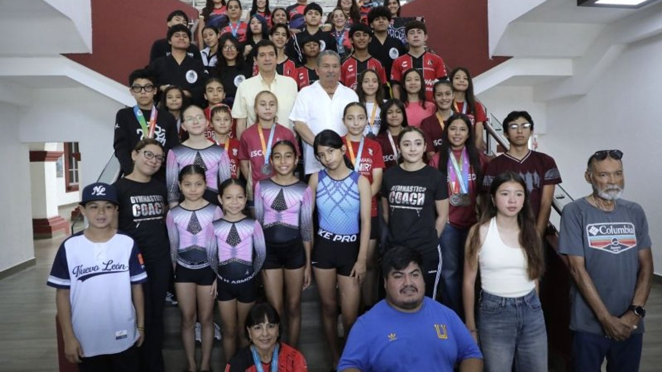 Entrega Escobedo equipo a sus atletas previo a Olimpiada estatal