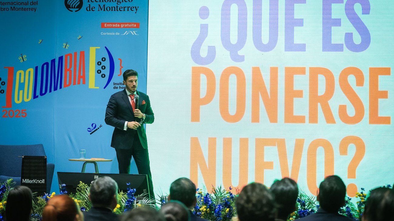 Presenta Samuel 'Ponte Nuevo Para el Mundial' en Feria del Libro