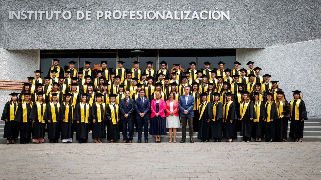 Suman más de 700 empleados de gobierno término de maestrías