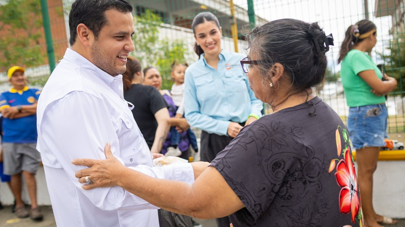 Miguel Sánchez lleva lentes gratuitos a familias de Zuazua