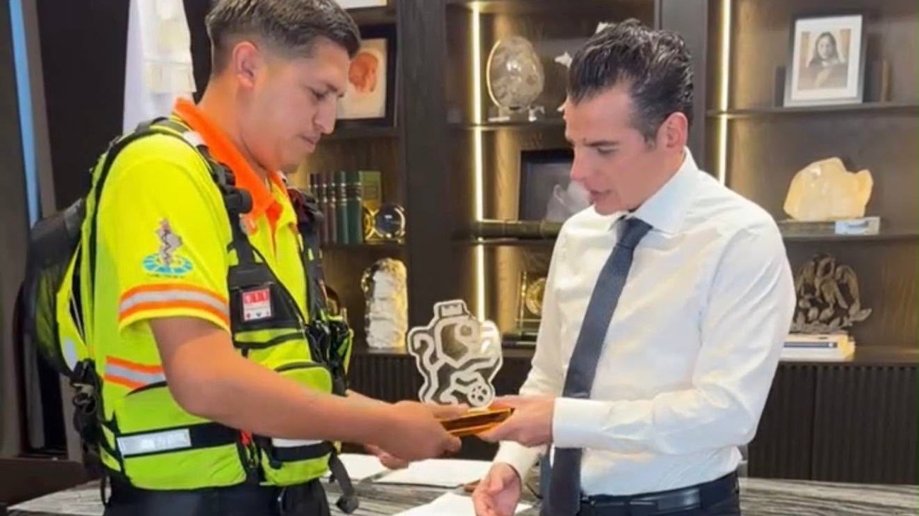 Reconocen a paramédico del CRUM por su labor en Nuevo León